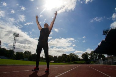 adale adam stadyum üzerinde poz resim