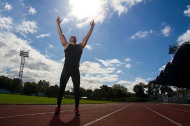 adale adam stadyum üzerinde poz resim