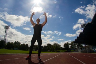 adale adam stadyum üzerinde poz resim