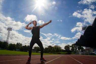 adale adam stadyum üzerinde poz resim