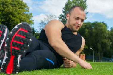 kas Stadı çim üzerinde oturan adam görüntüsü