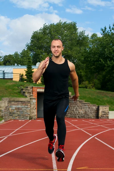 Afbeelding van spier man loopt op stadion — Stockfoto