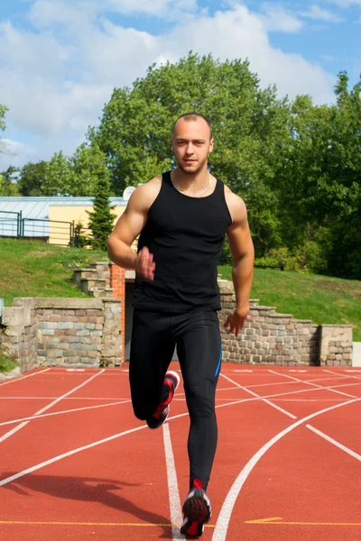 Imagen del hombre musculoso corriendo en el estadio — Foto de Stock