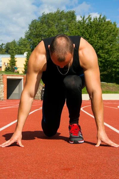 Изображение мускулистого человека, готового бежать — стоковое фото