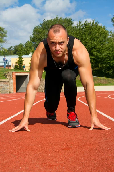 Bild eines Muskelmannes, der zum Laufen bereit ist — Stockfoto