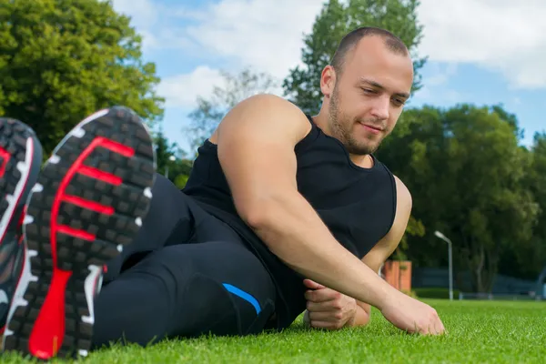kas Stadı çim üzerinde oturan adam görüntüsü