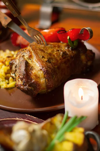 Bild von Schweinefleisch im mittelalterlichen Stil auf dem Tisch schließen — Stockfoto