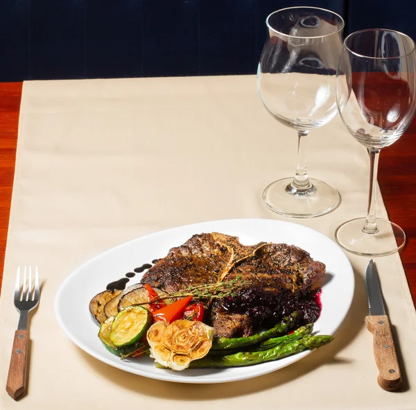 Fechar imagem de bife t-bone no restaurante — Fotografia de Stock