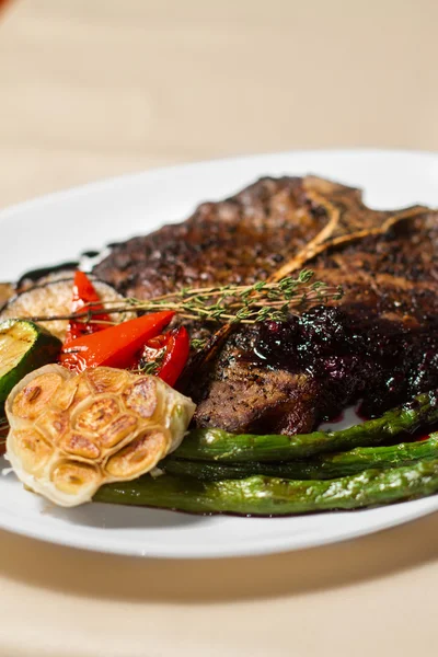 Bild von T-Bone Steak im Restaurant schließen — Stockfoto
