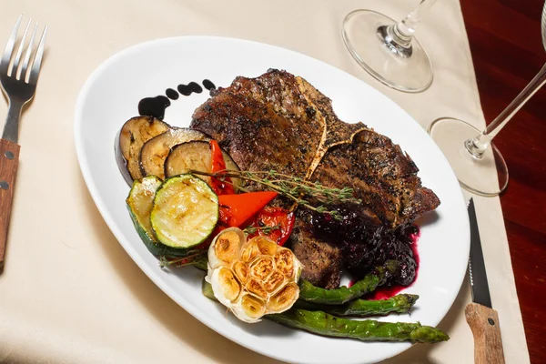 Stänga bilden av t-bone steak i restaurangen — Stockfoto