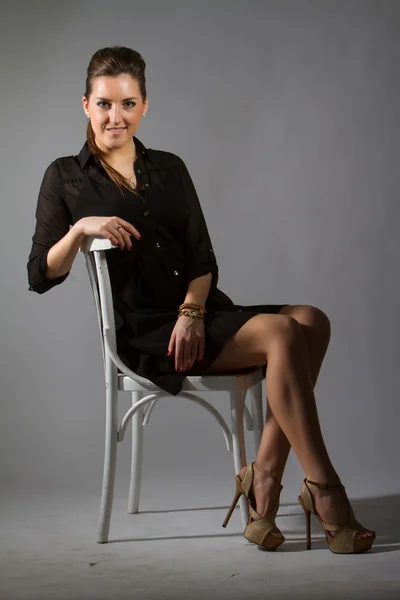Afbeelding van sexy vrouw zittend op stoel — Stockfoto