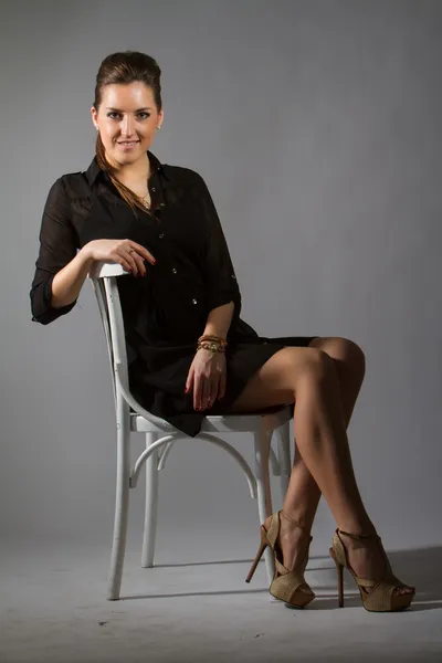 sandalyede oturan seksi bir kadın görüntüsü