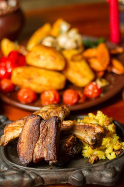 Kızarmış domuz patates ile görüntüsünü kapatmak