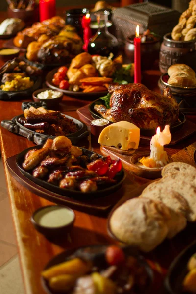 Bilden av medeltida kungar bord fullt av mat — Stockfoto