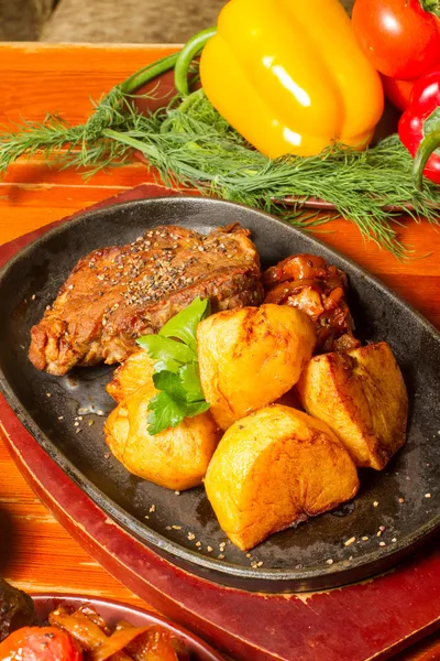 Kızarmış domuz patates ile görüntüsünü kapatmak