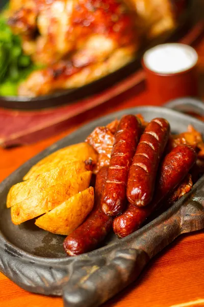 patates ile kızarmış sosis görüntüsünü kapatmak