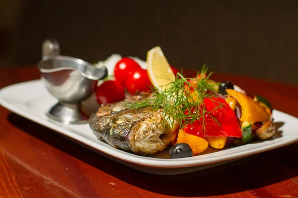 Imagem de peixe assado com legumes — Fotografia de Stock