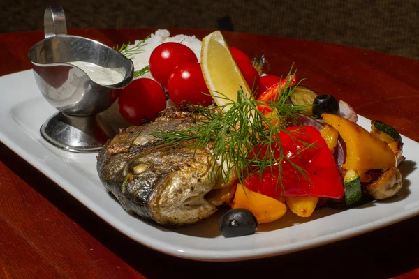 Imagem de peixe assado com legumes — Fotografia de Stock