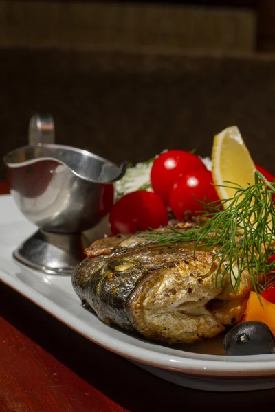 Imagine de pește copt cu legume — Fotografie, imagine de stoc