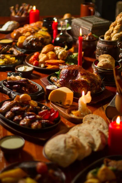 Imagem da mesa dos reis medievais cheia de comida Fotografias De Stock Royalty-Free