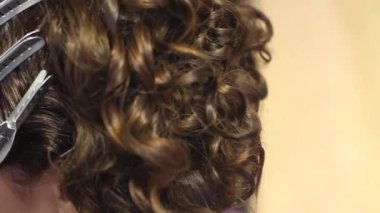 kadının üzerinde bir saç modeli yapma Kuaför görüntüleri vardı