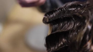 kadının üzerinde bir saç modeli yapma Kuaför görüntüleri vardı