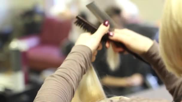 Filmaufnahmen vom Friseur, der Frauen eine Frisur macht, hatten — Stockvideo