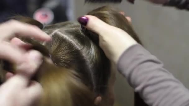 Filmagem de barbeiro fazendo um penteado em mulheres tinha — Vídeo de Stock