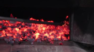 Kırmızı kömürü görüntülerini kapat