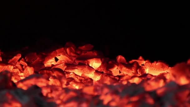 Stäng av glödande röda kol — Stockvideo