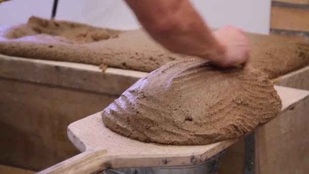 Stäng bilder av människan att göra bröd från degen — Stockvideo