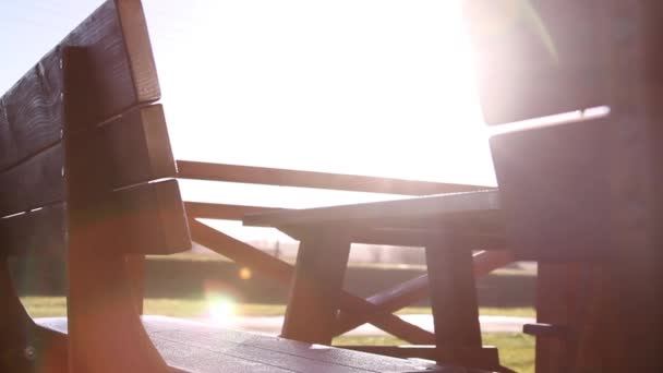 Съемка скамейки в солнечный день — стоковое видео