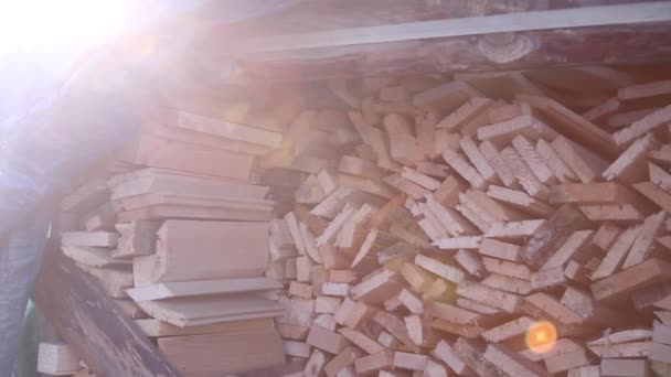 Nahaufnahmen von Holzbrettern, die draußen vor der strahlenden Sonne liegen — Stockvideo