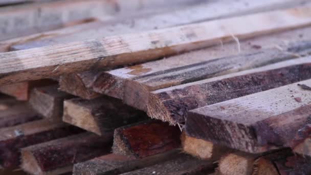 Imágenes de tableros de madera se encuentran al aire libre — Vídeo de stock