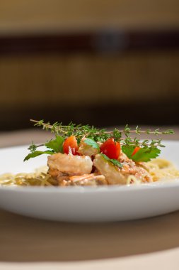 somon ve otlar ile lezzetli makarna resim