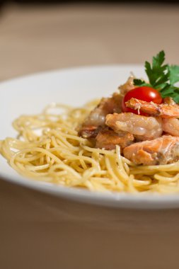 somon ve otlar ile lezzetli makarna resim