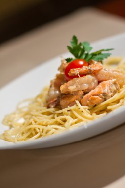 somon ve otlar ile lezzetli makarna resim