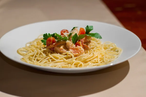 Bilden av välsmakande pasta med lax och örter — Stockfoto