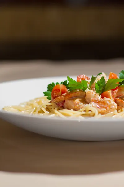 Bilden av välsmakande pasta med lax och örter — Stockfoto