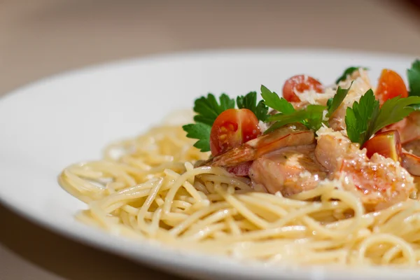 Bilden av välsmakande pasta med lax och örter — Stockfoto