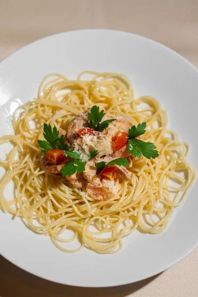 Bilden av välsmakande pasta med lax och örter — Stockfoto