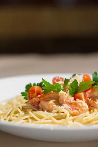 Bilden av välsmakande pasta med lax och örter — Stockfoto
