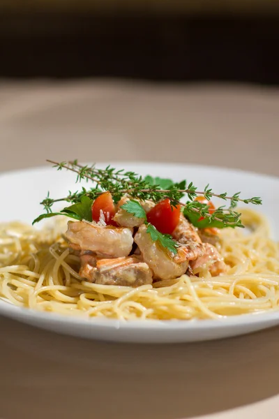 Imagen de pasta sabrosa con salmón y hierbas —  Fotos de Stock