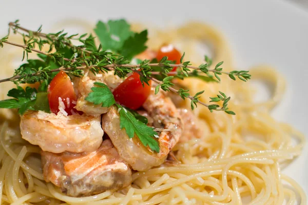 Imagem de massa saborosa com salmão e ervas — Fotografia de Stock