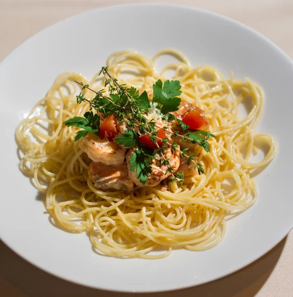 Bilden av välsmakande pasta med lax och örter — Stockfoto