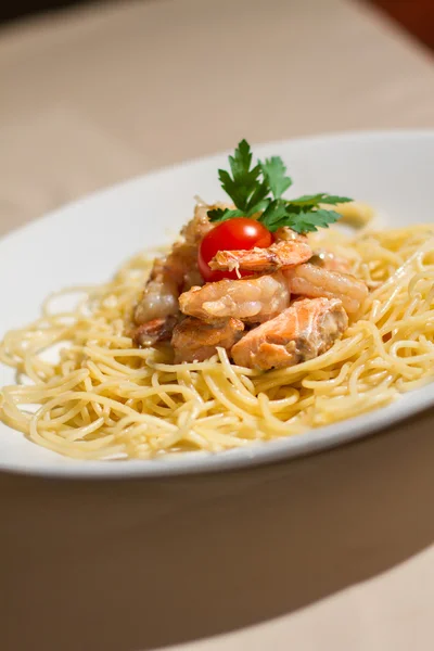 Imagen de pasta sabrosa con salmón y hierbas —  Fotos de Stock