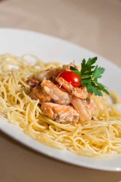 Afbeelding van smakelijke pasta met zalm en kruiden — Stockfoto