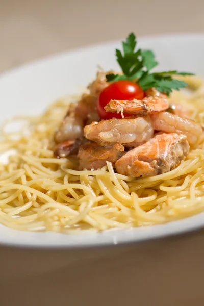 Bilden av välsmakande pasta med lax och örter — Stockfoto