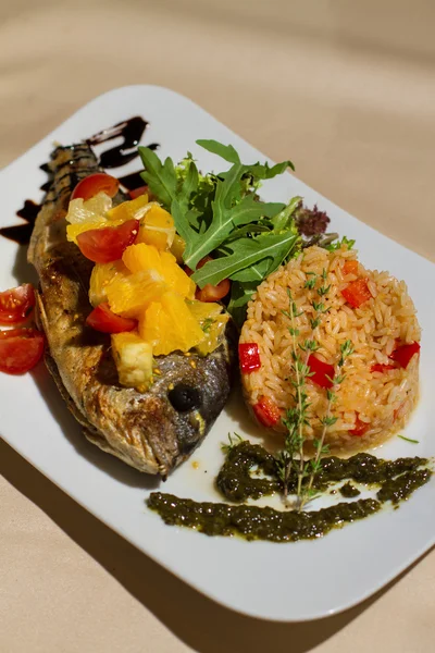 Изображение вкусной рыбы с овощами и фруктами — стоковое фото