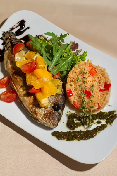 Изображение вкусной рыбы с овощами и фруктами — стоковое фото